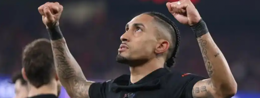 Barcelona met tien man wint opnieuw van Benfica