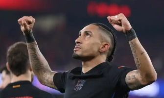 Barcelona met tien man wint opnieuw van Benfica