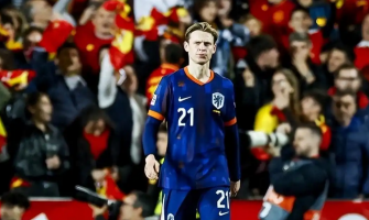 Barcelona verlengt contract met De Jong