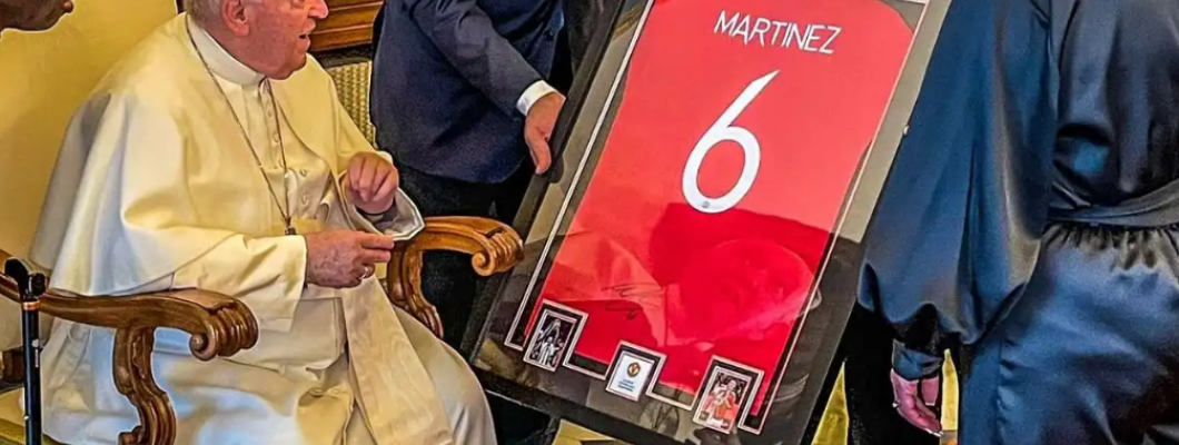 Paus Franciscus en Manchester United kruisen elkaar