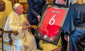 Paus Franciscus en Manchester United kruisen elkaar