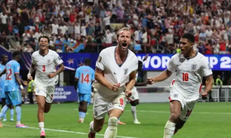 Engeland bereikt achtste finales na achterstand