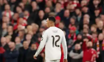 Anfield-fans begroetten Trent Alexander-Arnold met boegeroep