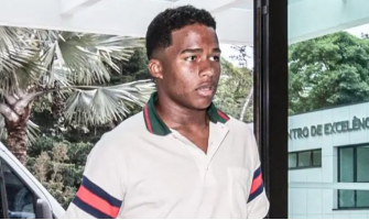 Het dragen van de voetbalshirt van Brazilië is een droom