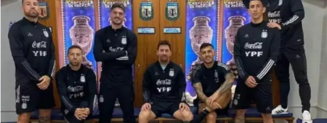 De tijd verandert de voetbalshirt van de wereldkampioen