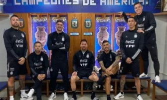 De tijd verandert de voetbalshirt van de wereldkampioen