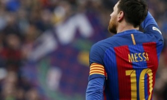 Hoe heeft Barcelona Messi aangeworven?