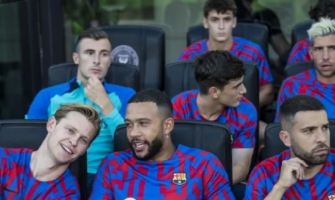 Barcelona heeft tegen De Jong gezegd dat hij loonsverlaging moet doorvoeren